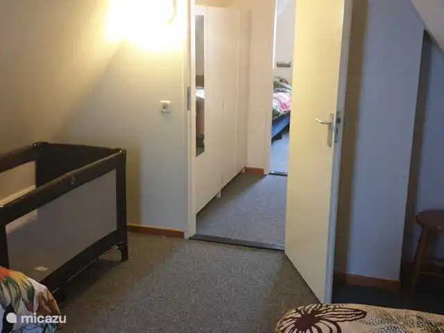 Maison de vacances confortable 't Gramsbergje | Pays-Bas, Overijssel, Gramsbergen - maison de vacances La chambre principale de la maison est située à l'étage et dispose d'un balcon privé donnant sur l'étang. La chambre offre suffisamment d'espace pour un couchage supplémentaire pour un petit enfant dans le lit de camping standard.