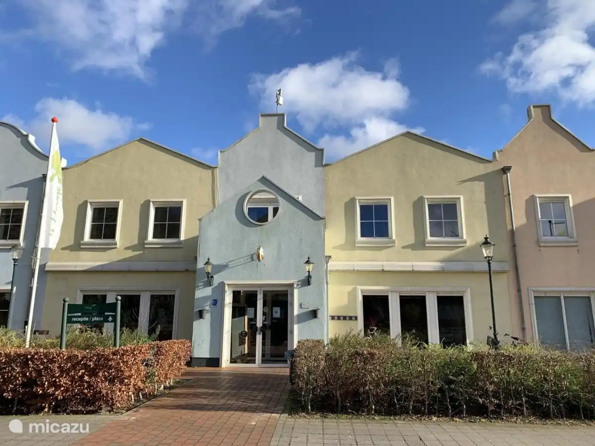 La entrada con una recepción.