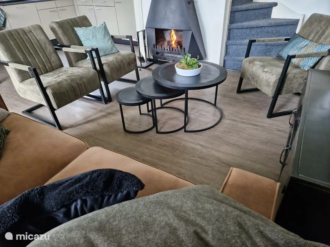 3 cómodos sillones, sofá lounge de 2,5, chimenea y smart TV Samsung de 50 pulgadas.