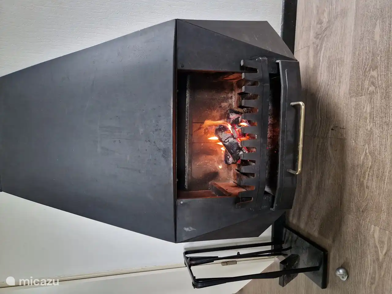 El salón tiene una chimenea para un acogedor fuego de leña crepitante. Los troncos prensados están disponibles en la recepción.
