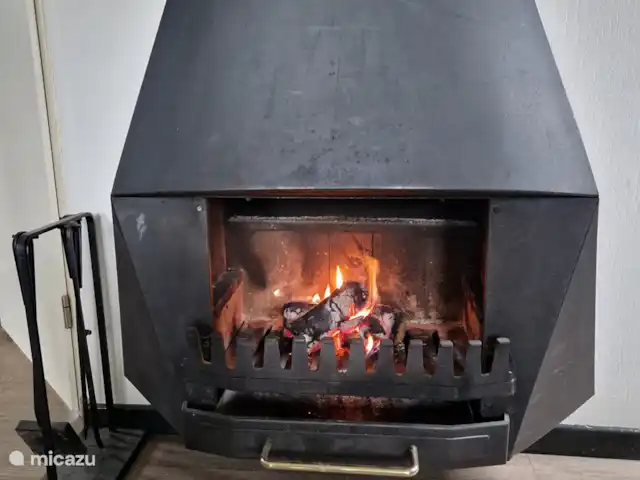 Maison de vacances confortable 't Gramsbergje | Pays-Bas, Overijssel, Gramsbergen - maison de vacances Le salon dispose d'une cheminée pour un agréable feu de bois crépitant. Des bûches pressées sont disponibles à la réception.