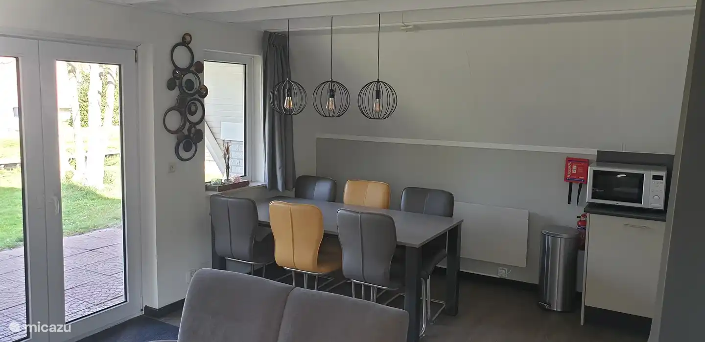 La mesa de comedor con 6 sillas y la posibilidad de añadir una trona (gratis).