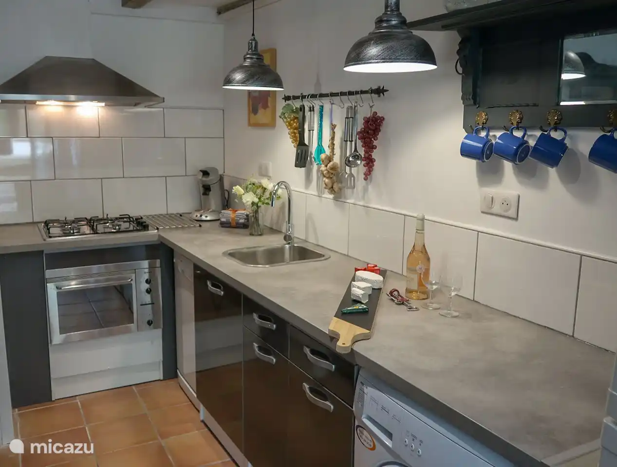 Küche vor kurzem renoviert. Spülmaschine und Waschmaschine vorhanden