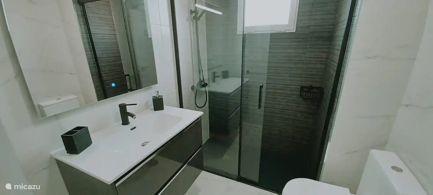 cuarto de baño con plato de ducha