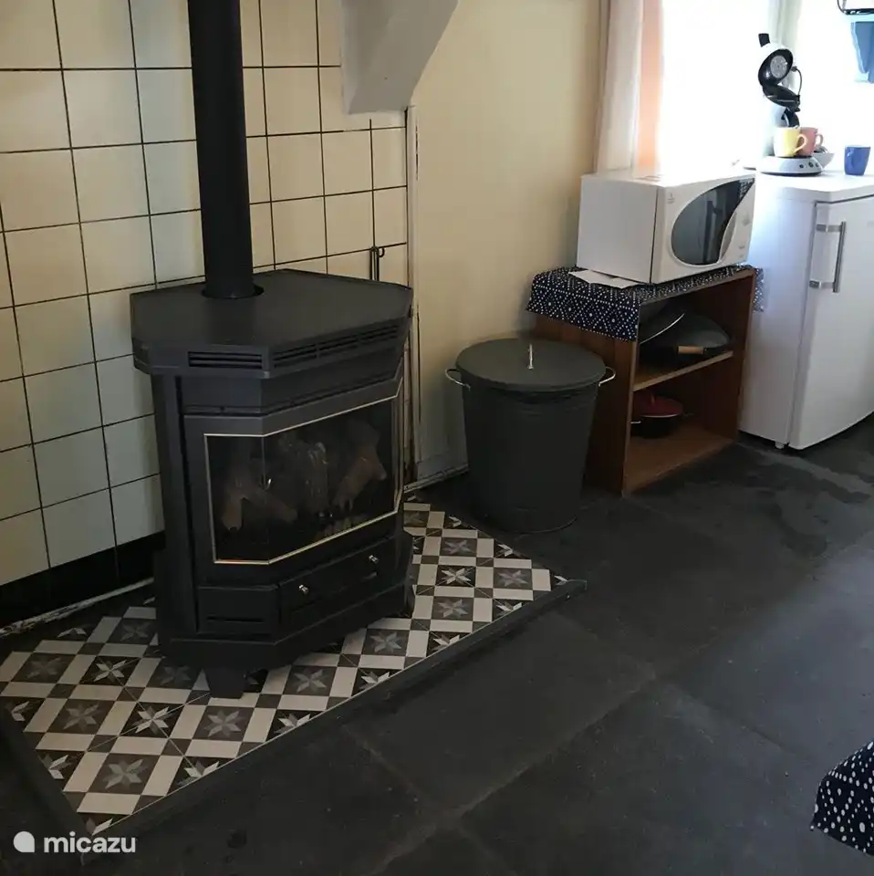 Küche mit attraktivem Gaskamin