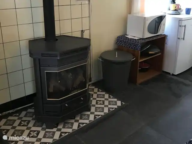 casa rural / cabaña en Países Bajos, Zelanda, IJzendijke – Malpertus cocina con atractiva chimenea a gas