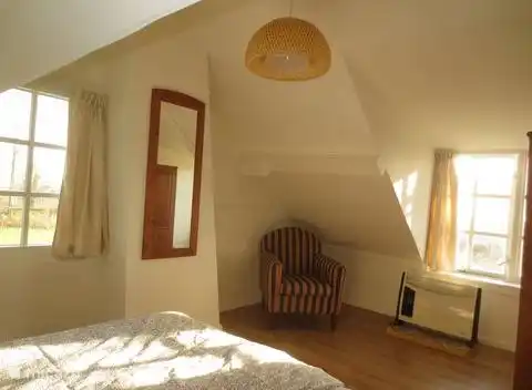 Hauptschlafzimmer, neue Fensterrahmen und Vorhänge, die auf diesem Foto noch nicht zu sehen sind