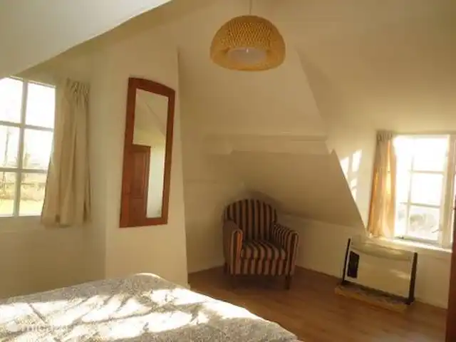 casa rural / cabaña en Países Bajos, Zelanda, IJzendijke – Malpertus Dormitorio principal, nuevos marcos de ventanas y cortinas aún no aparecen en esta foto