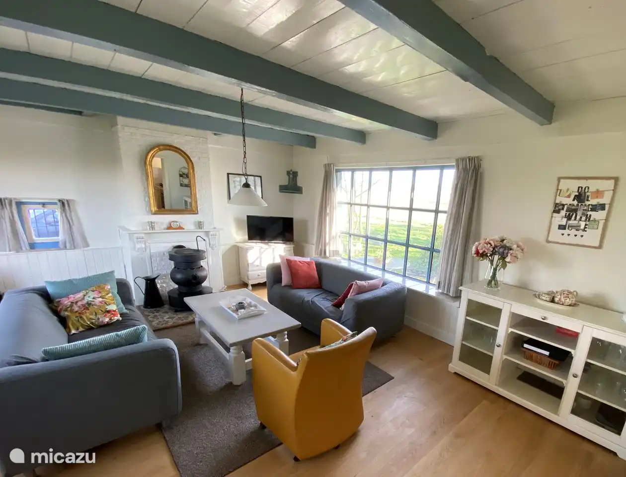 Wohnzimmer mit Blick über die Felder