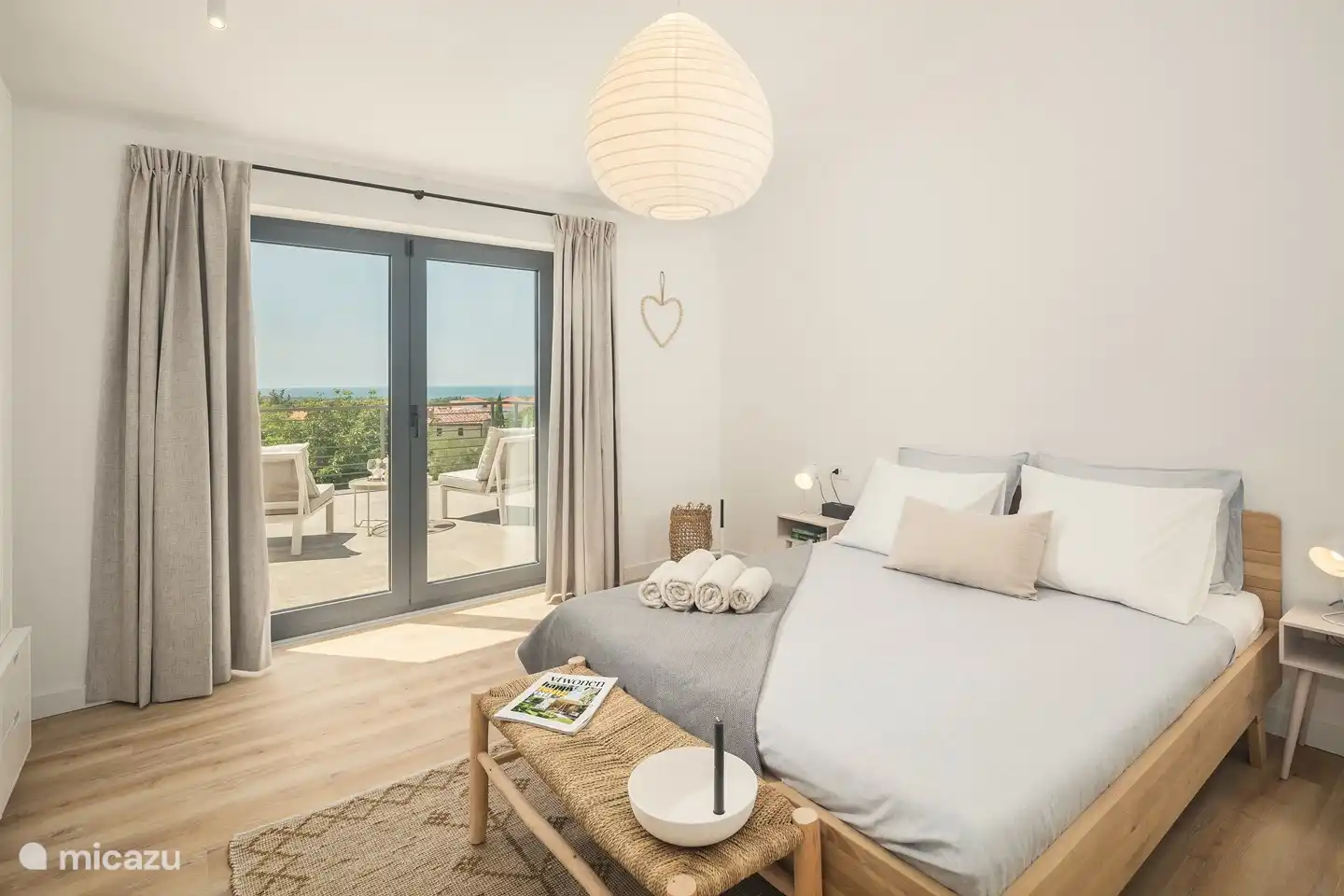 Geräumiges Doppelzimmer mit eigenem Bad im ersten Stock. Dieses Schlafzimmer hat Zugang zur Dachterrasse mit Blick auf die Adria.