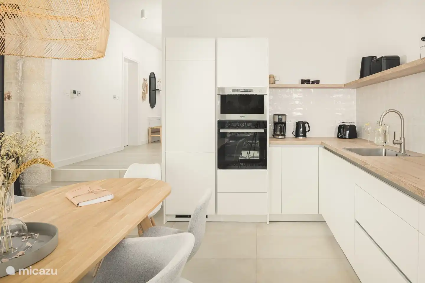 Moderne Küche mit Einbaugeräten.