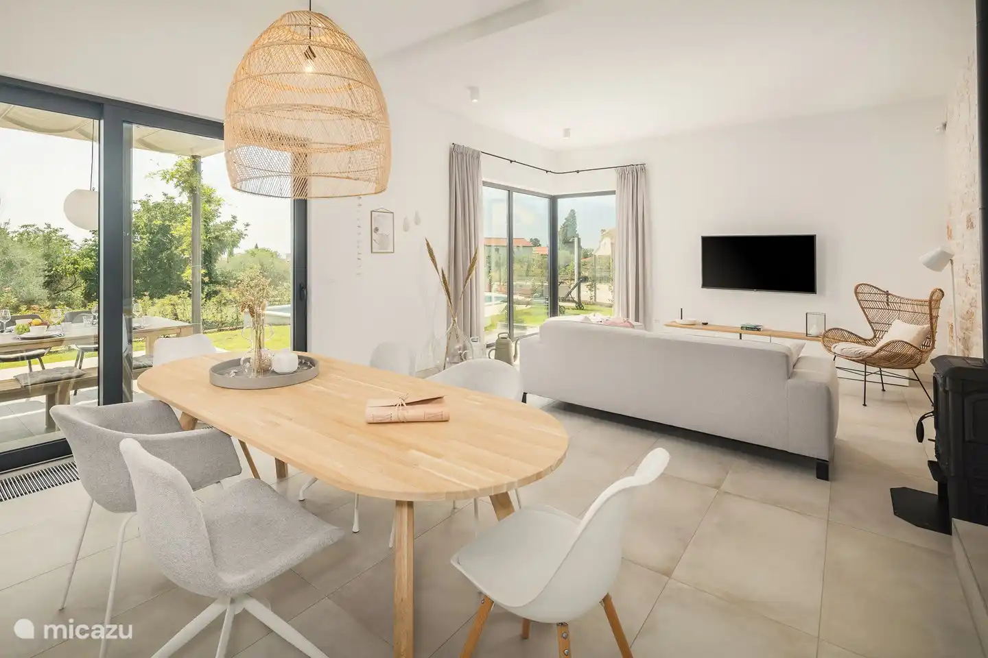 Offene Küche mit Zugang zur Terrasse und gemütlichem Wohnzimmer.