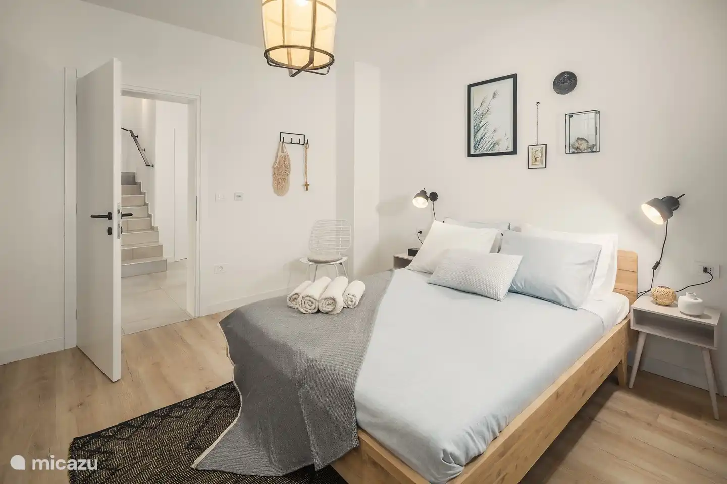 Geräumiges Doppelzimmer mit eigenem Bad im Erdgeschoss.