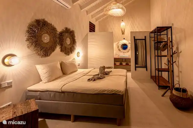 Les deux chambres légèrement plus petites sont identiques. Et puis avoir une salle de bain luxueuse