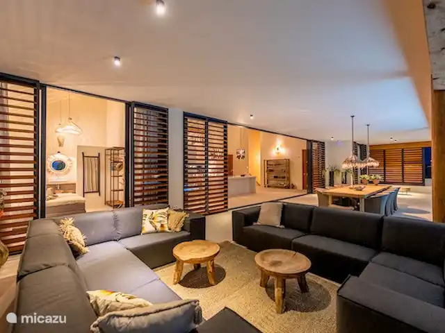 villa huren in Curaçao, Banda Ariba (oost), Jan Thiel – Villa Palmaris Heerlijke lounge plek om met elkaar mooie gesprekken te hebben