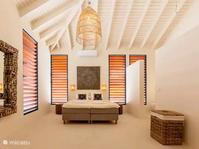 villa huren in Curaçao, Banda Ariba (oost), Jan Thiel – Villa Palmaris De twee grote slaapkamers zijn identiek. En hebben aansluitend een luxe badkamer