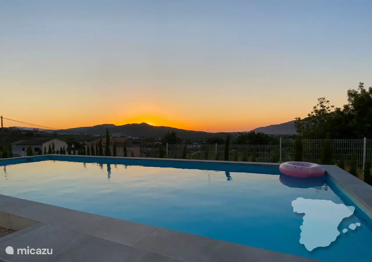 Schwimmbad mit Sonnenuntergang