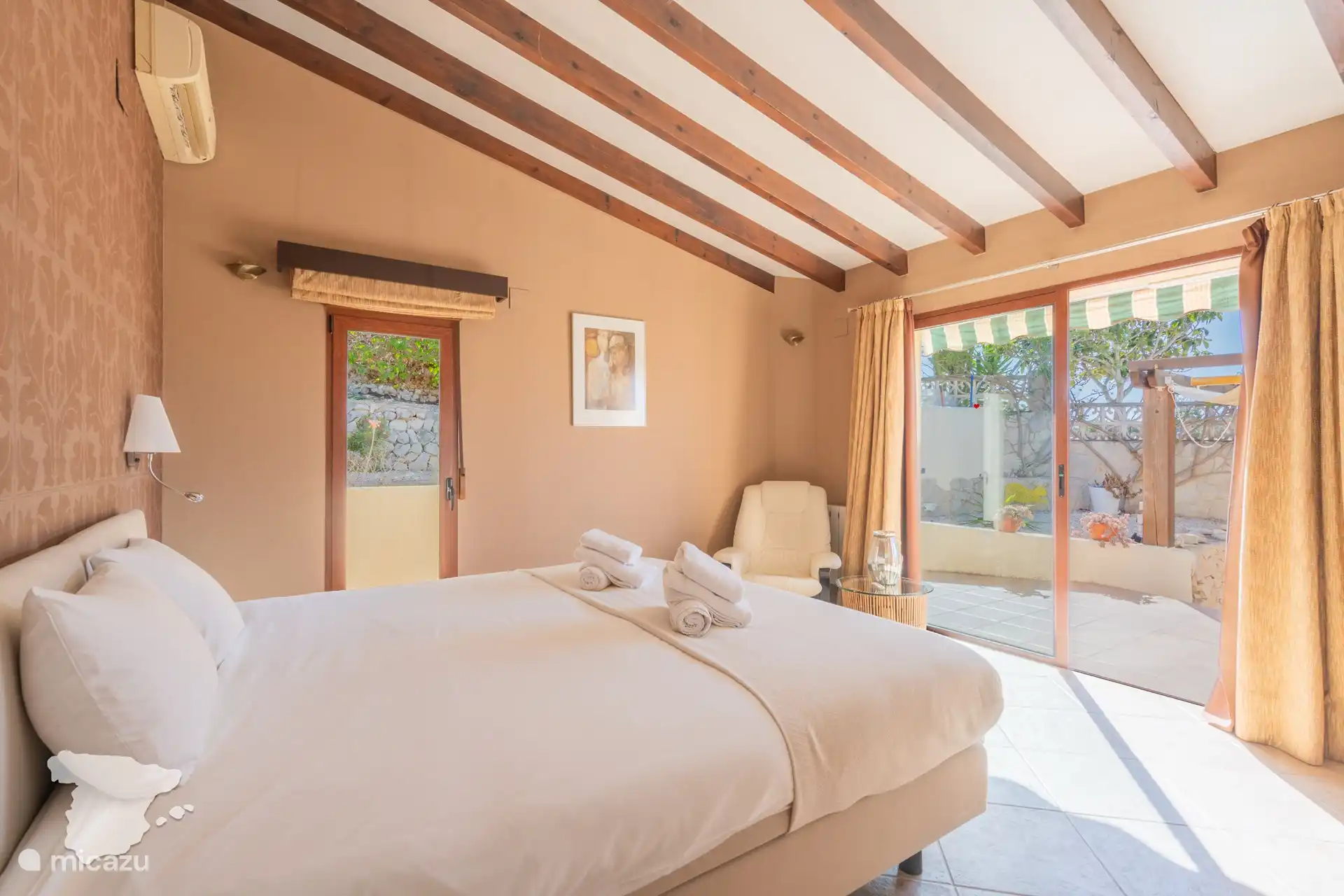 Chambre 1 avec portes coulissantes vers la terrasse