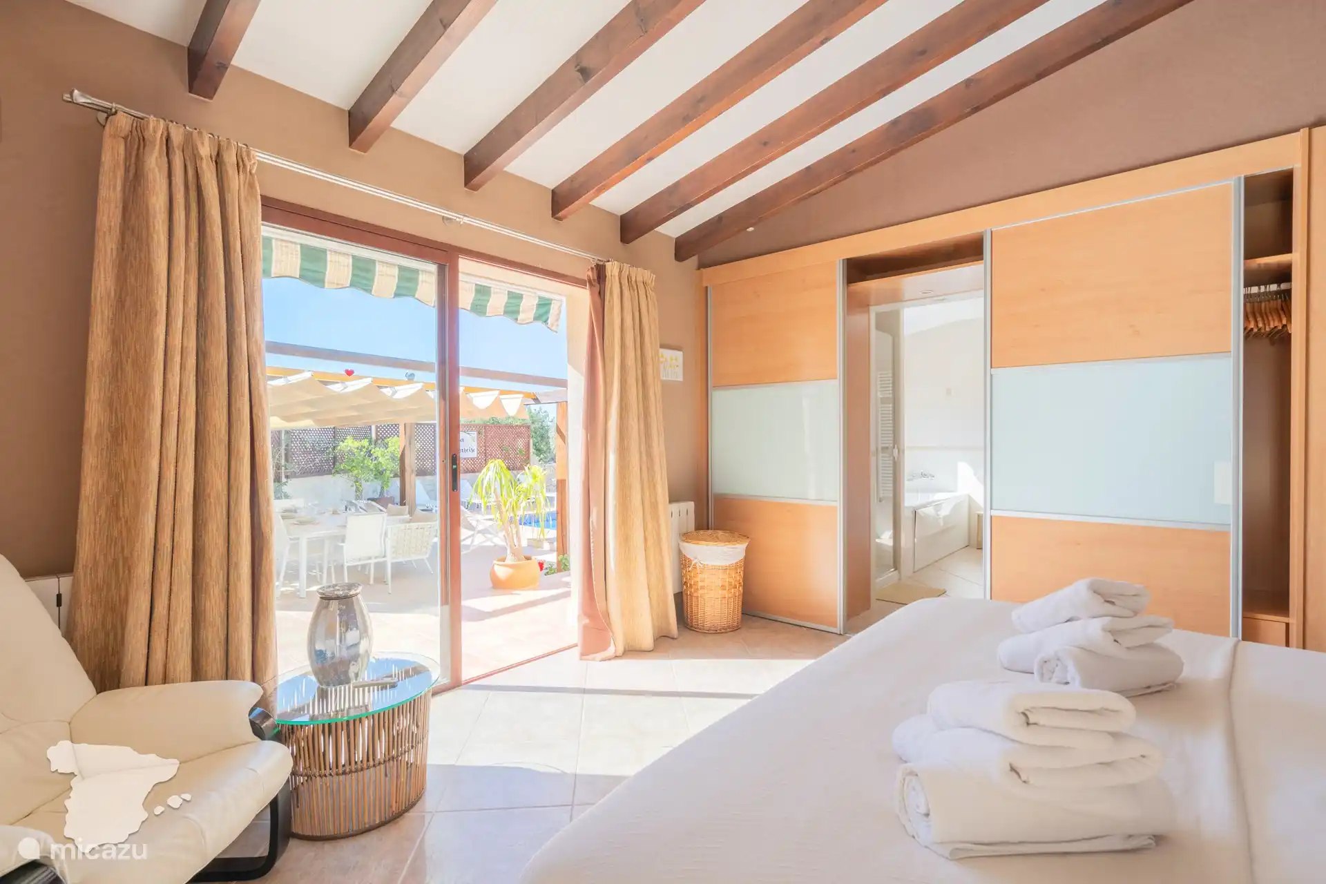 Chambre 1 avec portes coulissantes donnant sur la terrasse + salle de bain ensuite