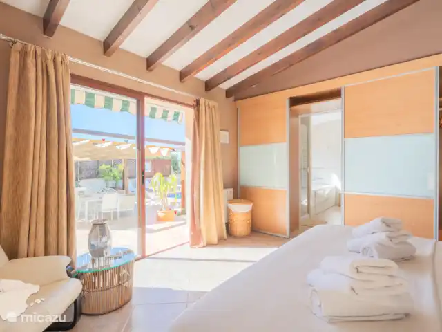 Casa Narciso huren in Spanje, Costa Blanca, Calpe - villa Slaapkamer 1 met schuifpui richting terras + ensuite badkamer