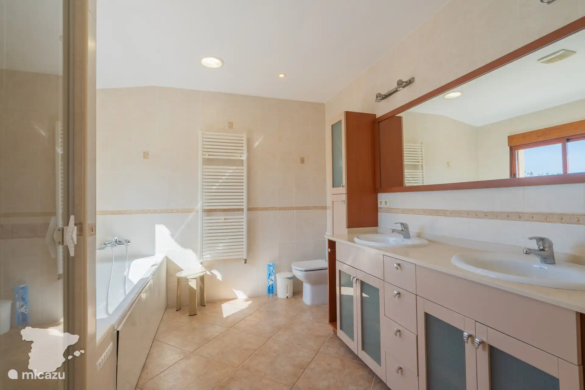 Salle de bain attenante 1