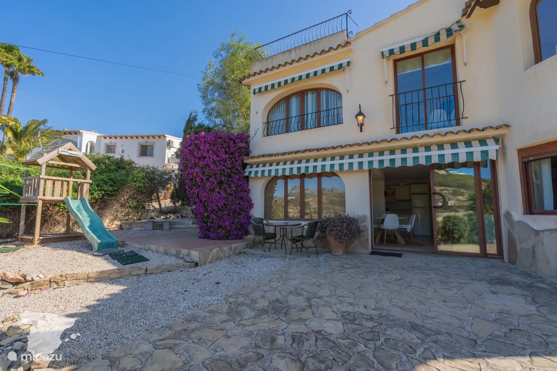 Terrasse et espace jeux 