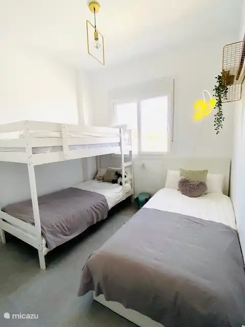 2do dormitorio con 3 colchones viscoelásticos y almohadas largas viscoelásticas. Esta habitación también tiene armarios empotrados.