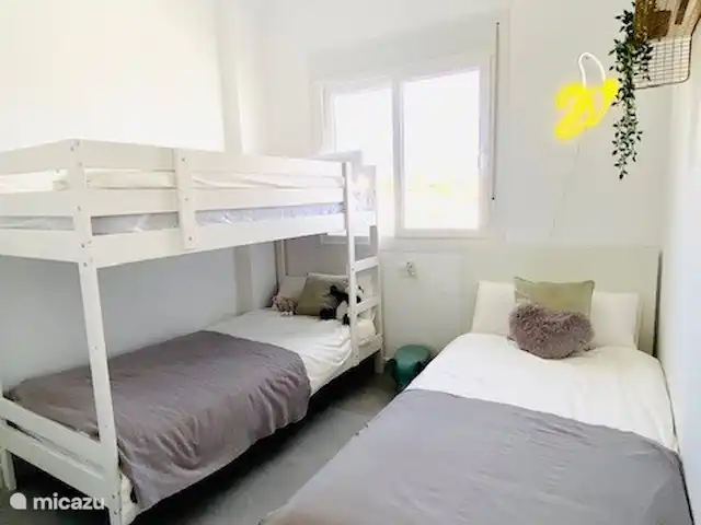 casa leyen en España, Costa Blanca, Orihuela Costa - apartamento 2do dormitorio con 3 colchones viscoelásticos y almohadas largas viscoelásticas. Esta habitación también tiene armarios empotrados.