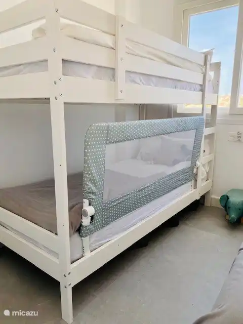 Es posible colocar una pared de la cama para los niños pequeños.