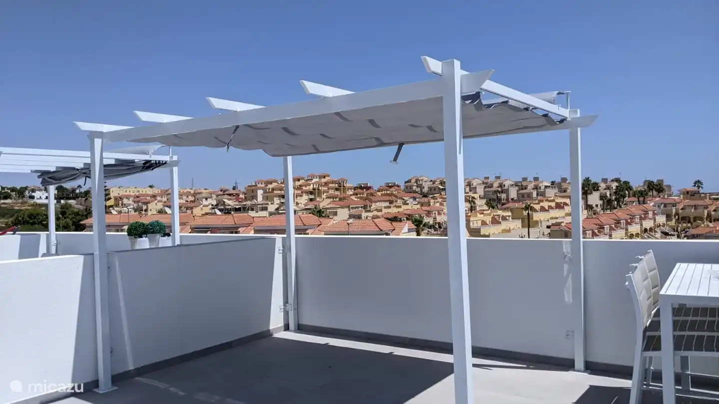 Azotea privada con pérgola