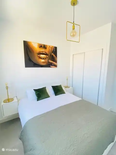 Dormitorio principal con colchón viscoelástico grueso y 2 almohadas viscoelásticas largas. Hay 2 armarios empotrados con plancha y tabla de planchar.