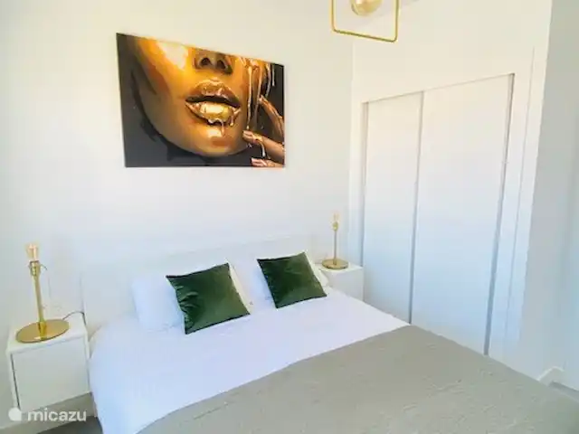 casa leyen en España, Costa Blanca, Orihuela Costa - apartamento Dormitorio principal con colchón viscoelástico grueso y 2 almohadas viscoelásticas largas. Hay 2 armarios empotrados con plancha y tabla de planchar.