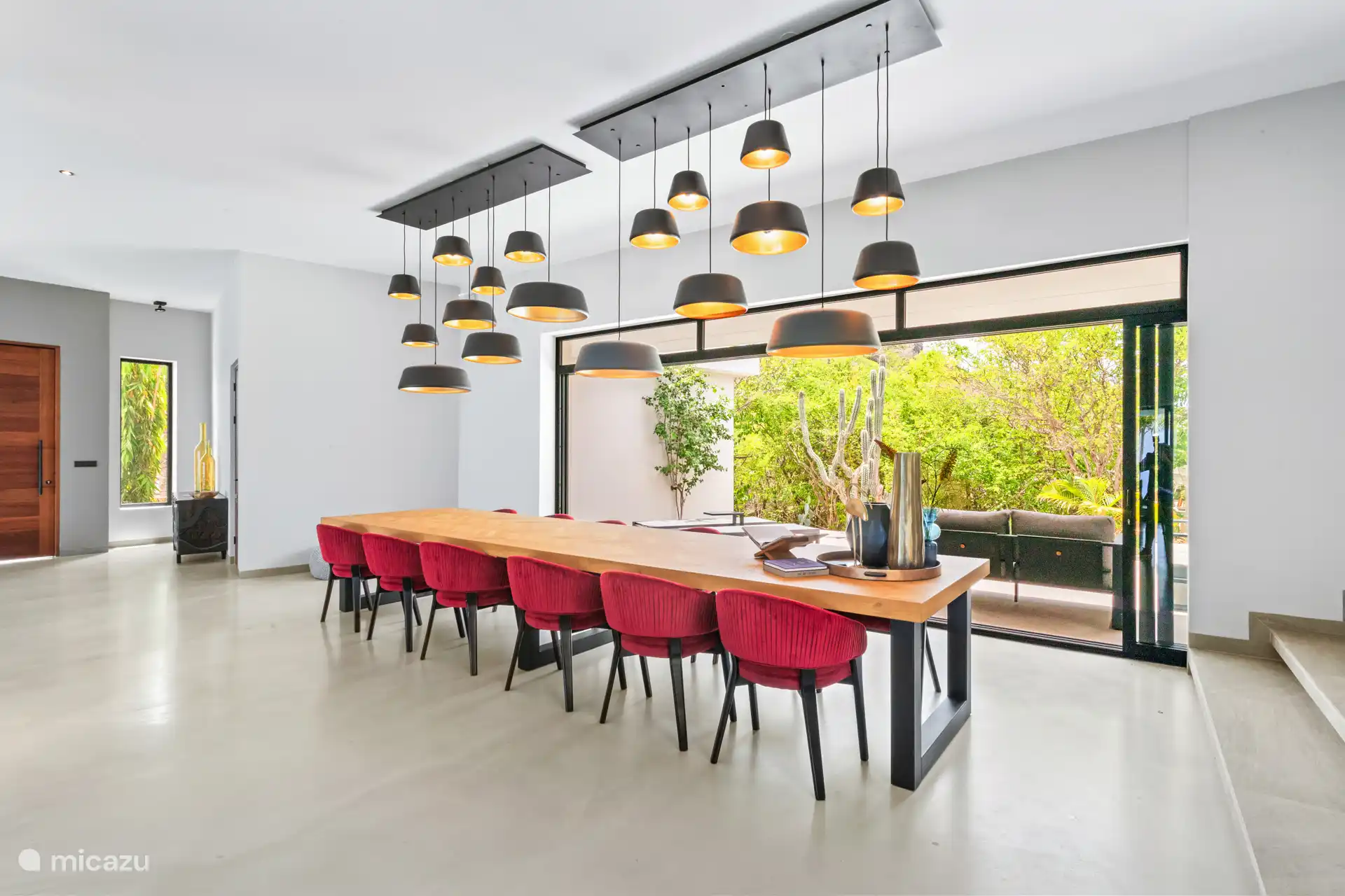 Esstisch von nicht weniger als 5 Metern mit 18 schönen Lampen! 