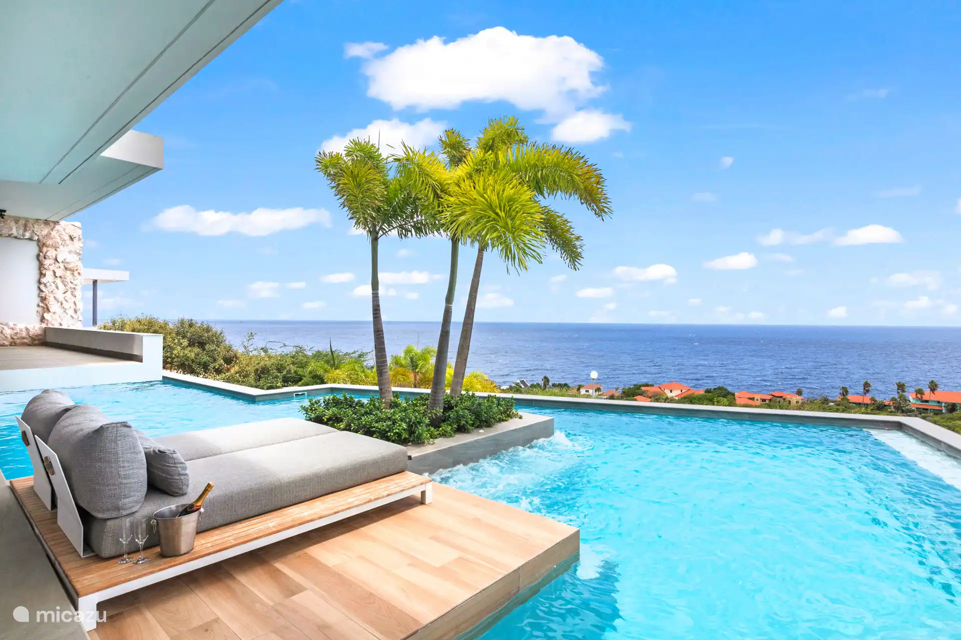 Pool mit Sonnenterrasse und Whirlpool