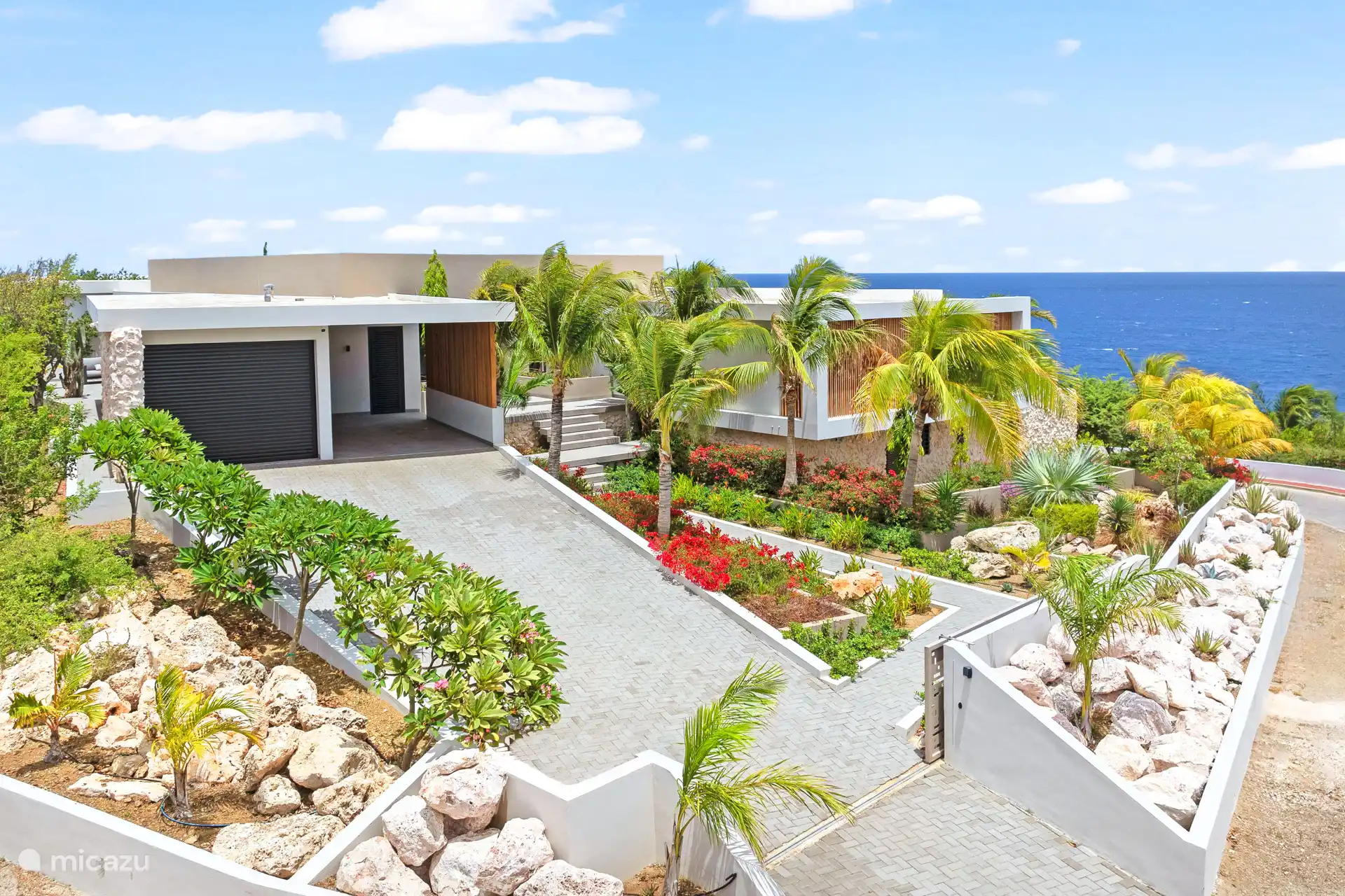 Einfahrt mit Carport und Zugang über abschließbares elektrisches Tor 