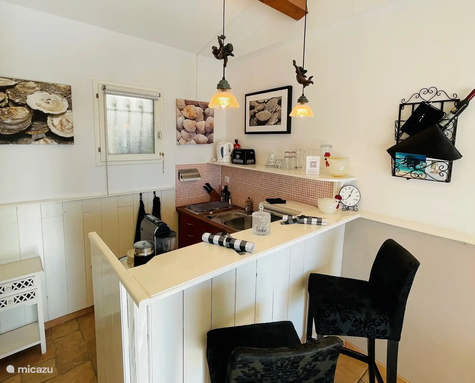 Hohe Barhocker zum Essen in der Küchenzeile