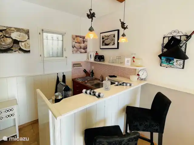 Location de Vacances France, Hérault, Oupia, chambres d'hôtes - Marie Jean Chambre d'hotes Du Jardin Tabourets de bar hauts pour manger dans la kitchenette