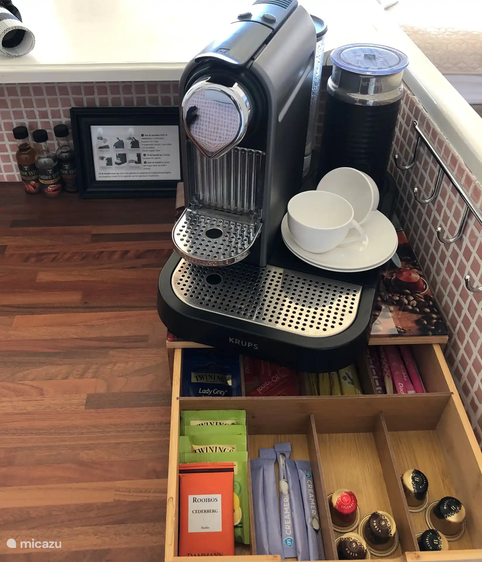 Nespresso-Maschine mit Kaffee- und Teezubehör