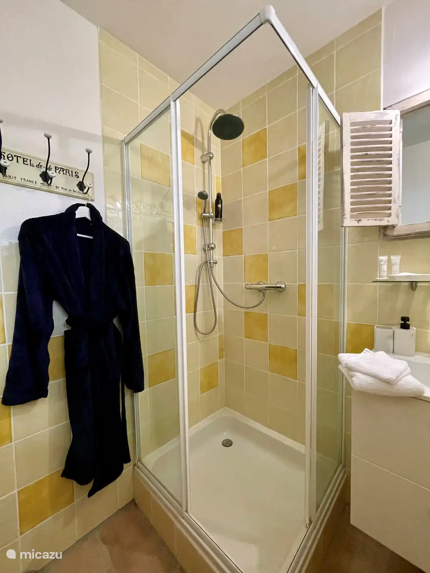 Duschkabine mit Regendusche, Bademänteln, luxuriösen dicken Badetüchern