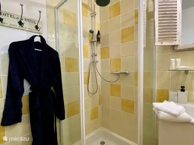 Location de Vacances France, Hérault, Oupia, chambres d'hôtes - Marie Jean Chambre d'hotes Du Jardin cabine de douche avec douche à effet pluie, peignoirs, serviettes de bain épaisses de luxe