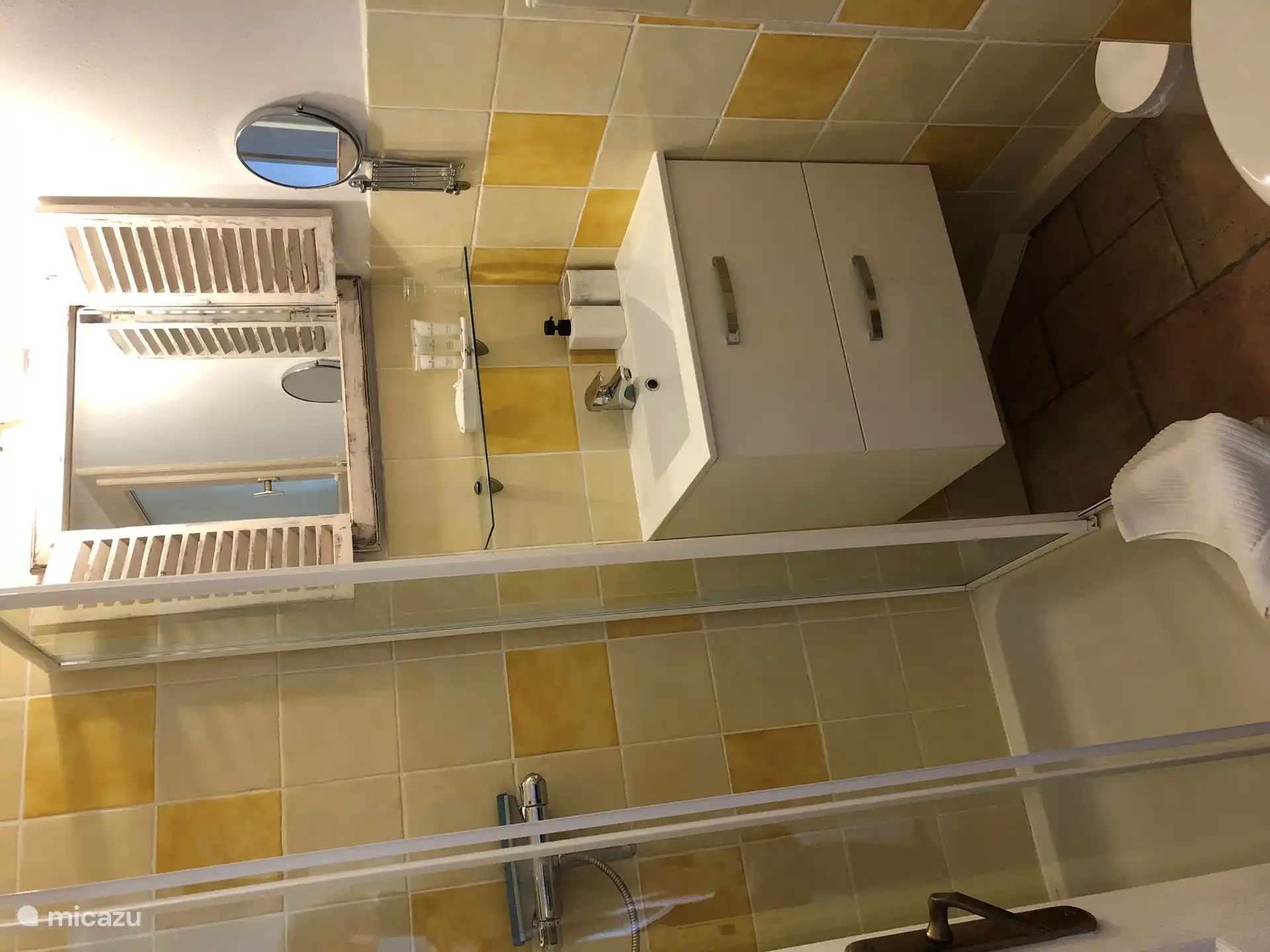 Waschtischunterschrank mit Haartrockner, Erste-Hilfe-Kasten, zusätzliche Badetücher