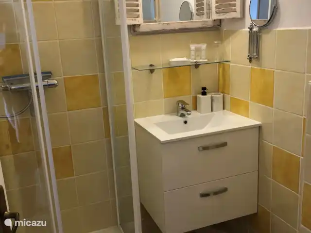 Location de Vacances France, Hérault, Oupia, chambres d'hôtes - Marie Jean Chambre d'hotes Du Jardin meuble vasque avec sèche-cheveux, trousse de premiers soins, serviettes de bain supplémentaires