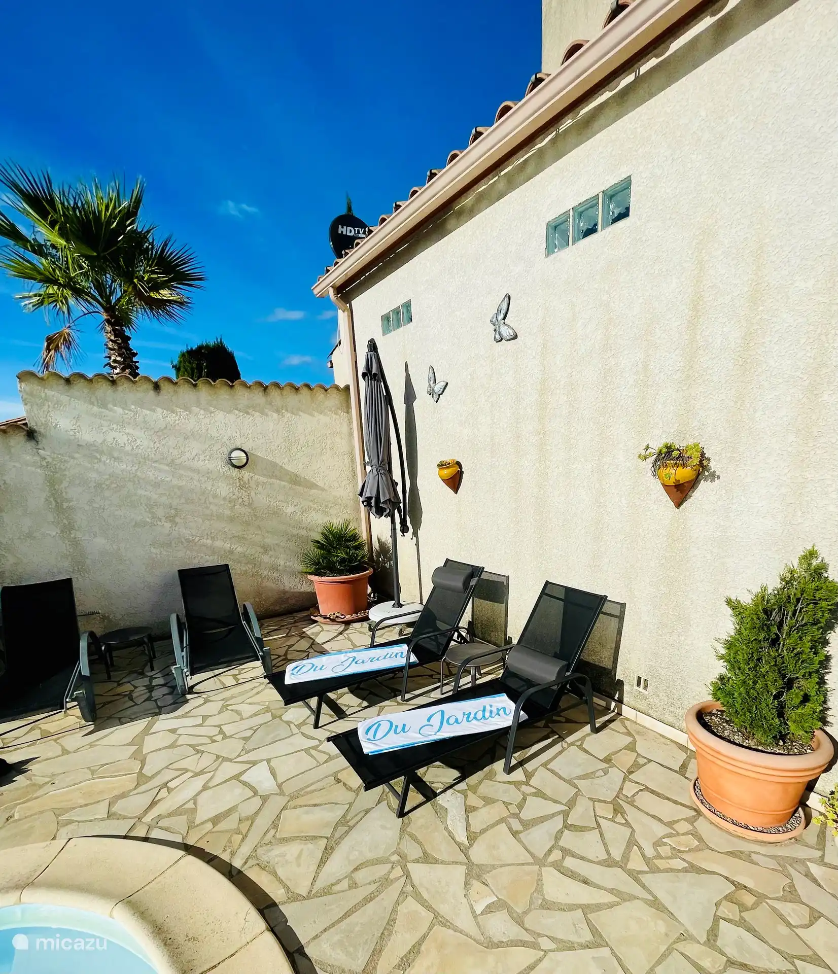 Schöne Sonnenliegen mit Poolhandtüchern