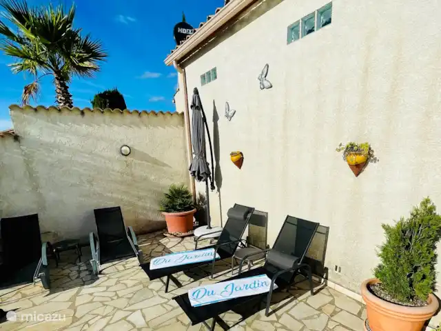 Location de Vacances France, Hérault, Oupia, chambres d'hôtes - Marie Jean Chambre d'hotes Du Jardin Belles chaises longues avec serviettes de piscine