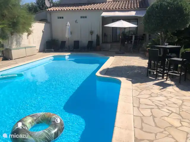 Location de Vacances France, Hérault, Oupia, chambres d'hôtes - Marie Jean Chambre d'hotes Du Jardin Autour de la piscine, il y a des sièges où vous pouvez vous détendre