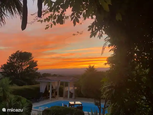 Location de Vacances France, Hérault, Oupia, chambres d'hôtes - Marie Jean Chambre d'hotes Du Jardin Profitez d’un magnifique coucher de soleil et de larges vues