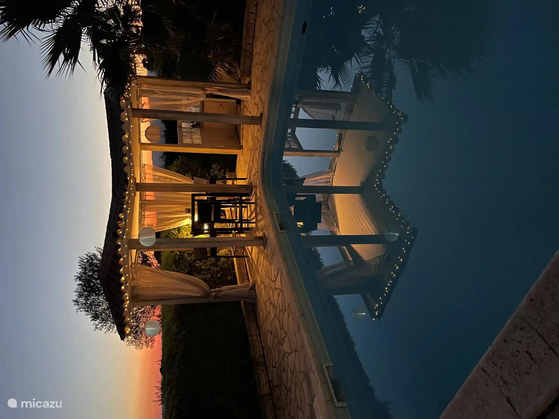 Können Sie sich vorstellen, hier zu sitzen? Genießen Sie das warme Wetter mit einem Drink und/oder einem guten Buch!