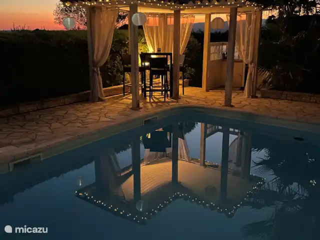 Location de Vacances France, Hérault, Oupia, chambres d'hôtes - Marie Jean Chambre d'hotes Du Jardin Vous voyez-vous assis ici ? Profiter du beau temps, avec un verre, et/ou un bon livre !
