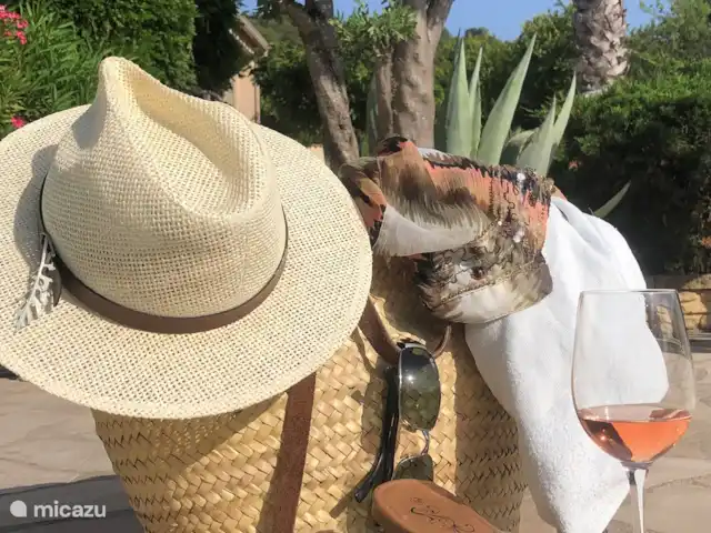 Location de Vacances France, Hérault, Oupia, chambres d'hôtes - Marie Jean Chambre d'hotes Du Jardin Un grand sentiment de vacances ! Laissez le soleil briller