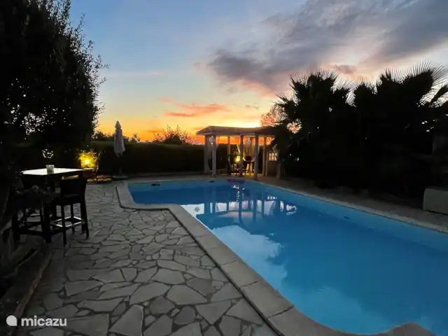 Location de Vacances France, Hérault, Oupia, chambres d'hôtes - Marie Jean Chambre d'hotes Du Jardin Un ciel éclatant après une journée ensoleillée